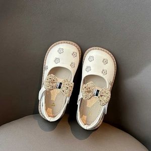 Sandalen 2024 Frühlings Sommermädchen Soft-Soled Anti-Rutsch-Prinzessin Schuhe Baby atmungsaktives PU-Leder-Bogen Kinder Loafer H240504