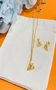 Europe America Fashion Jewelry Sets Men Lady Women Engraved V Initials With Diamond Volt Pendant Necklace Bracelet Sets8162981