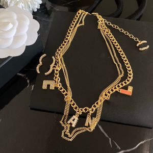 Luxury Designer Märkesbrevhänge Halsband kedja 18K Guldpläterad Chroma Crysatl Rhinestone tröja Newklace för kvinnor bröllopsmyckelry