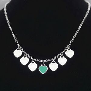 Parhalsband Kvinnor Seven Heart rostfritt stål Blå grön rosa röda hängande gåvor för kvinnans tillbehör grossist 306Q