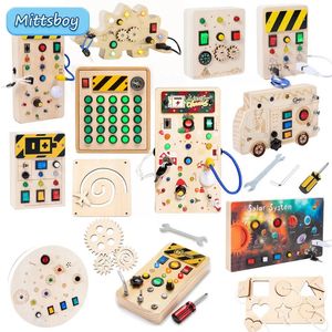 Montessori Christmas Busy Board Accessorio Sensory Toys Wooden Educational Toys con giochi di viaggio di viaggio di controllo a switch Light LED 240420