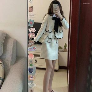 Arbetsklänningar Temperament Celebrity Jacket kjol Tvådelar Set Women Korean Polo Collar Bead Contrast Bow Gentle Slim Fall Fashion Female