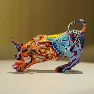 Obiekty dekoracyjne figurki Wall Street Bull Figurki Miami Bull Model Ox Bitcoin Statua Ręcznie robione graffiti Art Crafts Dekoracja salonu T240505