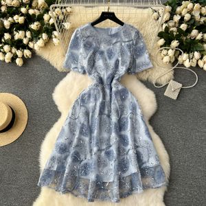 Mulheres vestidos casuais básicos Moda de verão Luxo lantejoulas de bordado vestido de malha de malha feminina de gola curta faixas de manga curta