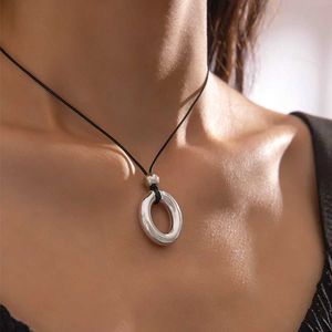 Pendant Necklaces 2024 New Hollow Oval Necklace Vintage Statement Pendant Necklace Womens Couple Simple Chain Holiday Party Jewelry Q240430