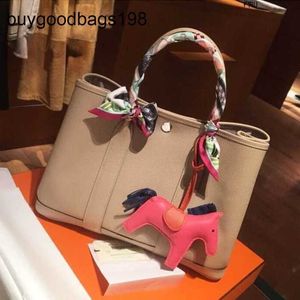 Designer Garden Party Sacos de festas outono e inverno 2024 New Lichchee Grain Cowhide Bag de grande capacidade de couro portátil Fki6