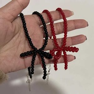 Pendanthalsband Elegant Red Glass Bead Bow Lämplig för kvinnors mode 2024 Nytt bröllopshalsbandsmycken Corarez Q240430