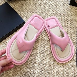 Tasarımcı Kuzu Dinek Tongs Kadın Balıkçı Sıkıcı Yumuşak Düz Flip Flops Donanım Etiket C Kayma Platformlar Topuk Terlik Renk Kontrast Boş Boş Zaman Açık Plaj Sandal