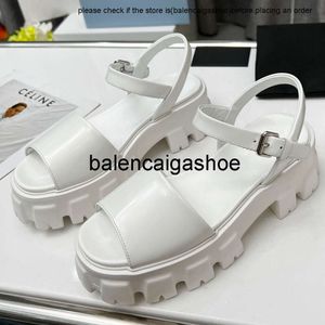 Pradshoes Монолит сборочные кожаные сандалии, традиционно используемые для прекрасной классической обуви, переосмысливается в этих современных неожиданных сандаловых дизайнере Sanda