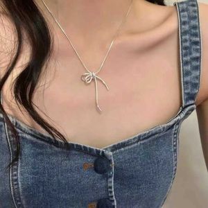 Pendant Necklaces 2024 Cool and Exquisite Kravik Chain Elegant Bow Pendant Necklace Fashion Simple Jewelry Accessories Necklace Bone Chain Womens Q240430