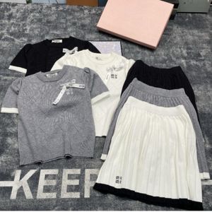 Knitted Women Jumpers Tops Skirts Set Luxury Designer Letters Contrast Color Tees Pleated Skirt Outfit Elegant Casual Daily Woman Knits Shirts Dress Set