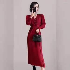 Casual klänningar elegant höst vinter röd stickning tröja klänning mode kvinnor v hals snörning puffhylsa kroppskon smal lång fest vestidos