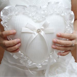 Сердце в форме обручального кольца подушки 2021 Новое прибытие бежевые атласные кольца кольца носитель подушка для свадеб годовщины 21 см 21см красивые 232i