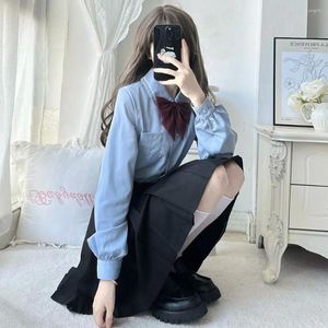 Vestidos de trabalho Meninas da escola japonesa bordou JK uniforme de manga longa estudante blusa azul feminina plissada de saia curta Duas peças