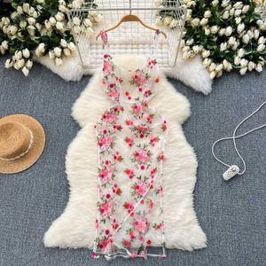 Grundläggande casual klänningar Transparent Mesh Sundress Womens 2024 Summer New ärmlös Sömdesign Embroidered Flower Slim Fit Sexig klänning Q240430