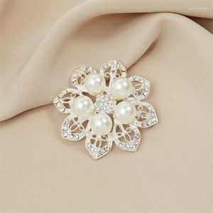 Broschen Kristallperle acht Blütenblütenbrosche mit Anti-Verblassen-Effekt-Kleidung Clip High-End-Feeling Accessoires