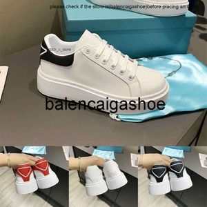 pradshoes svart prades vit makro läder sneakers casual platt skor män kvinnor tennis sneaker sportig sko triangel på hältränare chunky ljus gummisula