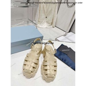 Pradshoes Sandals Prades مصممة نساء شبطة متراصة الإبزيم الرومانية الرغوة منصة الصندل الفاخرة خبز النعال الصيفية قطع الشاطئ أحذية الشاطئ 0KOP