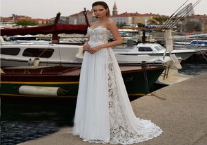 فستان زفاف كامل الدانتيل مع تنورة قابلة للانفصال شيفون الزهور بلا حمالات.