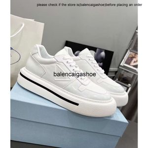 pradshoes svart makro vita prades män sneakers skor renylon borstade läder tränare tyg gummi sula plattform skateboard komfort casual promenad eu38-46