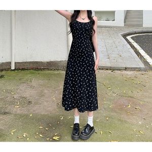 Klänning halter smal lång fransk svart blommig nisch design små små klänningar