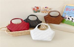 Mode flickor kvalitet dumplings handväska lyxiga barn bokstäver pu läder singlarhoulder väskor barn gitter prinsessan crossbody bag5645387