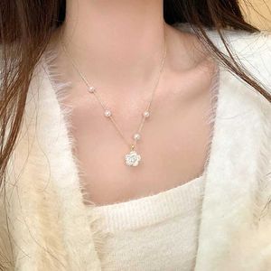 Pendant Necklaces Luxury Womens Flower Pendant Necklace Pearl Gold Designer Necklace 2024 Fashion Wedding Korean Jewelry Gifts Q240430