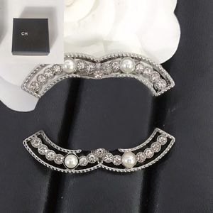 Brosches stift designer brosch crystal pearl märke bokstav kvinnor guld silver brosches kostym pin bröllop fest klänning juvelen tillbehör gåvor med låda