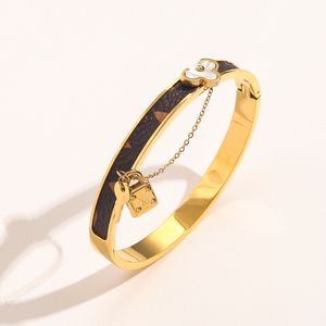 Nya stilar Bangle Letter Brand Designer Armband Gold Plated rostfritt stål män Kvinnor armband manschett flickor bröllop fest charm smycken