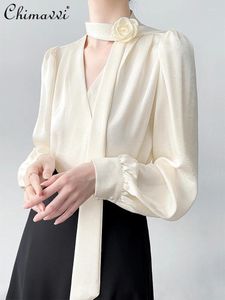 Kvinnor BLOUSES Fashion Rose Corsage Shirt med band 2024 Spring Slim-Fit Long Sleeve Ol French Style Elegant V-Neck Blus Tops