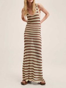 Grundläggande casual klänningar Kvinnor randig stickad ärmlös västklänning Elegant V-ringning Backless Ultra Long Dress 2023 Autumn Leisure Holiday Beach Sexig mantel Q240430