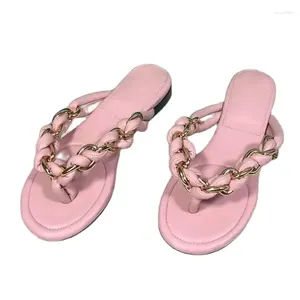 Tofflor sommarkedja kvinnor platt toffel runway candy color split toe flip flops semester strand kattunge häl läder glider kvinna