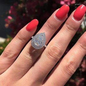 Anéis de casamento Huitan Water Grow Ring Band Trendy Pear Pear Zircon Stone Pavited Silver Plated Anniversary Lotes