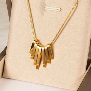 Pendant Necklaces 2024 New Gold Simple Fan-shaped Love Heart shaped Pendant Womens Necklace Elegant Titanium Steel Necklace Trend Luxury Jewelry Q240430