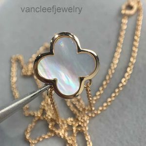 Designer Clover Necklace 4 Leaf Pendant Chain Fashion Classic for Women Valentines Day Gift Armband Engagement Smycken 5A
