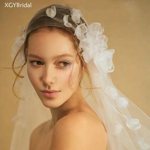 Bridal Veils 2021 Przyjazd weselny welon jednowarstwowy krawędź krawędzi Zastosowane kwiaty Piękne płatki Romantic 254U