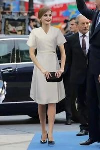 Sukienki imprezowe Letizia Ortiz Rocasolano V-dół Sukienka z krótkim rękawem