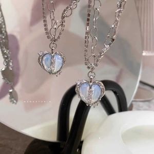 Pendant Necklaces Kpop Split Heart shaped Necklace with Egg White Stone Metal Silver Pearl Multi layered Womens 2024 Fashion Elegance Y2K Jewelry Gift Q240430