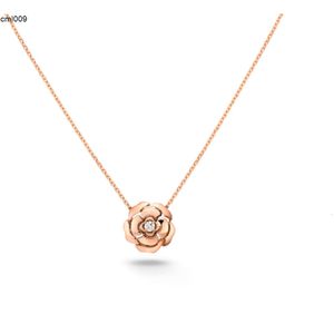 Chan New in Lextrait De Camelia Uxury Fine Jewelry Chain Necklace for Womens Pendant k Gold Heart Designer Ladies Fashion Pearl Saturn