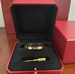 Designer armband titanium stål armband klassiska armband modemän och kvinnor armband 18k guld smycken valentiner dag gåva rosguld armband