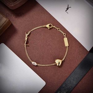 Bracelets de designer Designer de pulseiras de luxo para mulheres penduradas com charme de coração pulseiras casuais boutique boutique jóias de presente nível superior