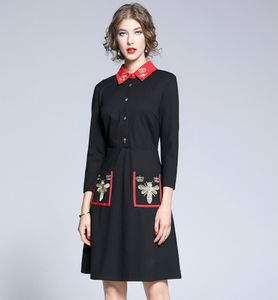 2021 Black Vintage Embroidery Dress Runway Designer Fashion Lantern Sleeve Lapel 휴일 무도회 사무실 숙녀 슬림 알린 드레스 AU9134630