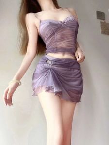 섹시하고 성숙한 매운 소녀 메쉬 슈트 보라색 레이스 카미솔 탑 엉덩이 주름 반 몸의 짧은 치마