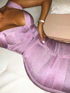 Основные повседневные платья бесплатная доставка женская сексуальная v-образец без спинки фиолетовая блестящая женская повязка платья 2022 Дизайнерская мода блестящее платье для вечеринки vestido Q240430