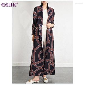 여자 트렌치 코트 GGHK MIYAKE PLEATED 프린트 코트 여성 풀 슬리브 옷깃 벨트 중간 길고 느슨한 다목적 세련된 스타일 스프링 2024 패션