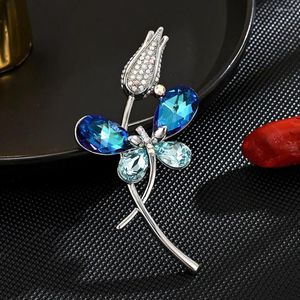 Broschen Mode Luxus Tulpe Blume Schmetterling Frauen Brosche Blau Kristall Strass Stift Kleid Schmuckzubehör Hochzeit Brautjungfer Geschenk