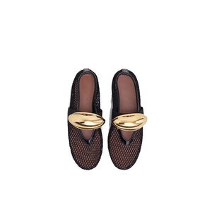 2024 Lady Sheepskin Leather Ladies Saltos planos Sandálias Sapatos de balé redondo dedo oco para fivela de verão Europa e América O Catwalk Slip-On Diamond Size 35-43 Metal