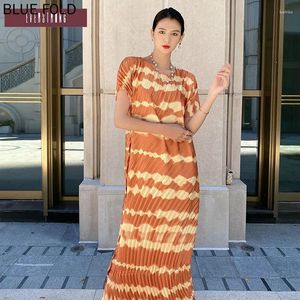 Parti Elbiseleri Miyake-Avrupa Amerikan Yuvarlak Boyun Büyük Versiyonu Baskı Çizgili Elbise Boyutu Gevşek Düz Siluet Tasarım
