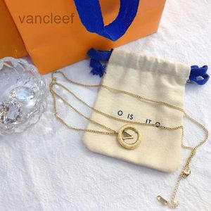 Moda długie designerskie naszyjniki łańcuchy wisiork Naszyjnik złota Wykwintne akcesoria biżuterii Para Family Classic Premium Gifts
