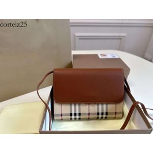 Designväska bur väska kvinnor plånbok svart brun handväska kopplingskedjor 22 cm klassisk modekvinna purviga klaff axel väska lyx varumärke crossbody satchel 962